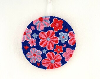 Tapiz de pared retro floral con aguja de punzón: arte con mechones inspirado en los años 70