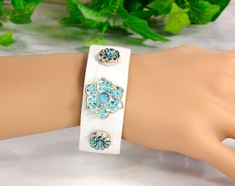 Snap Bracelet Collection "Light Blue 001" white bracelet with 3 buttons, snap fastener