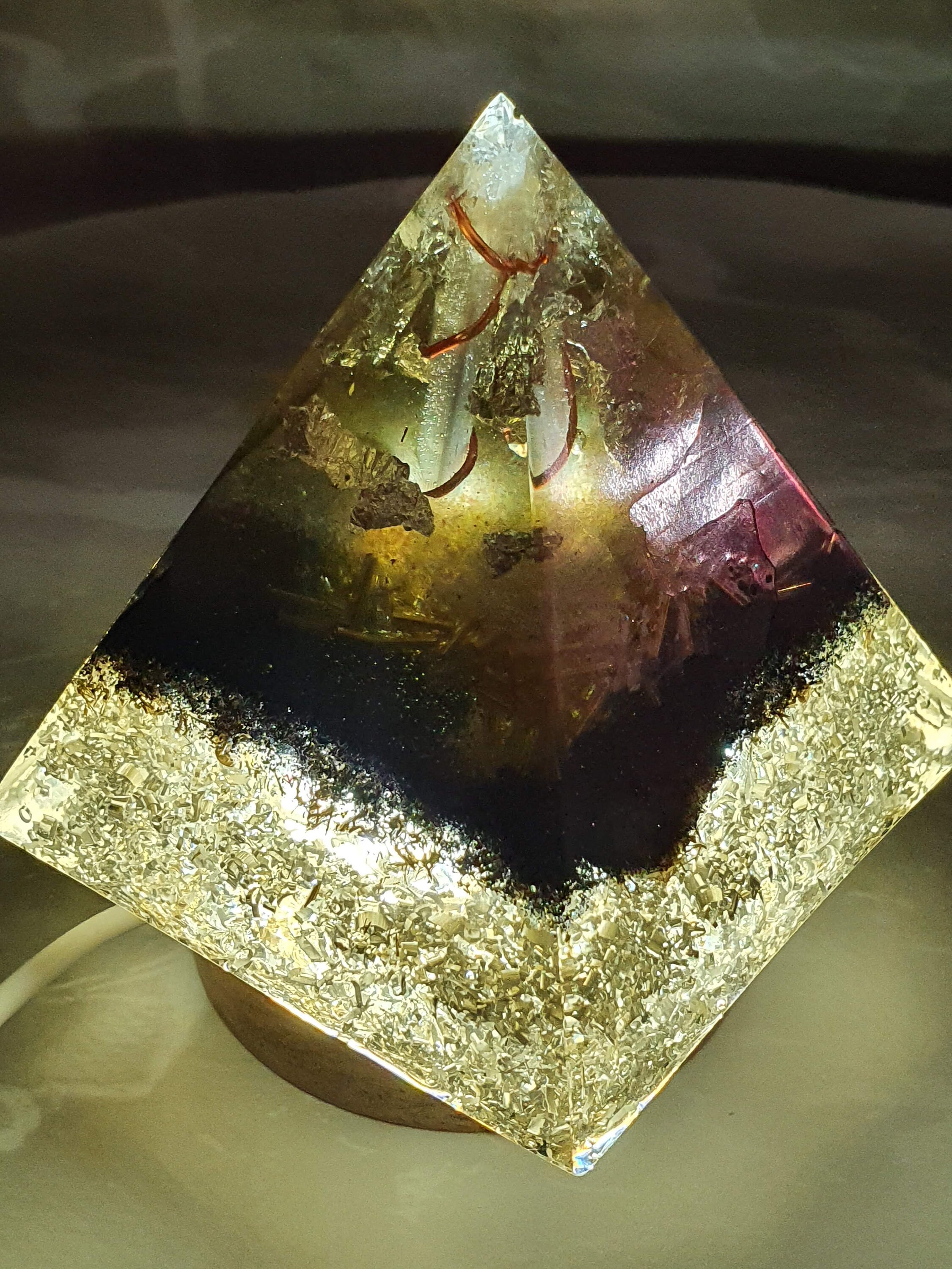 Pyramide Orgonite Fleur de Vie Pierres Gemme