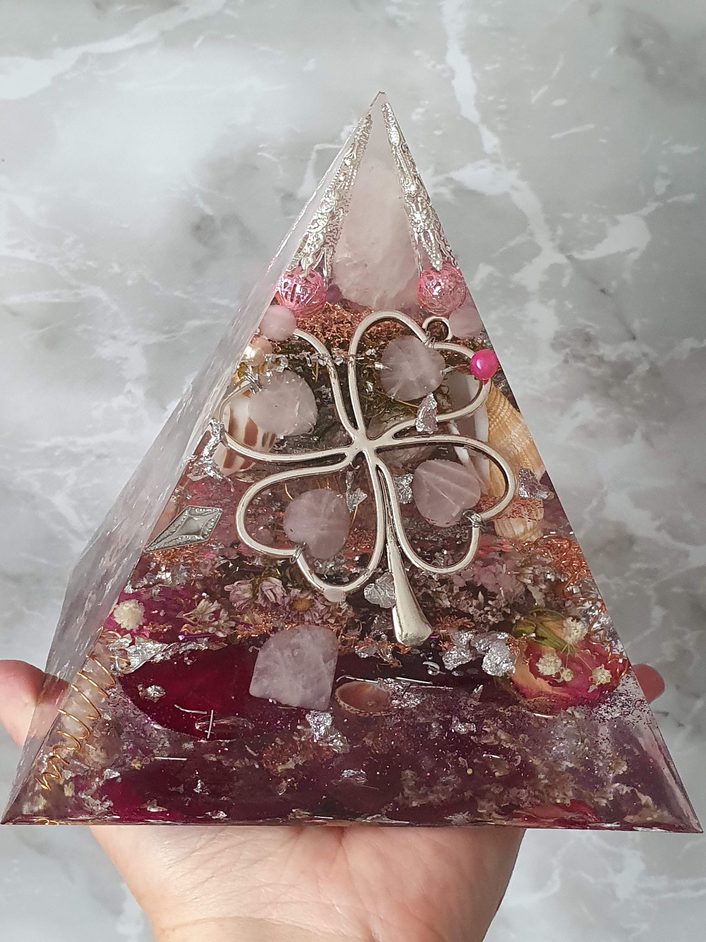 Orgonite Très Grande Pyramide Quartz Rose