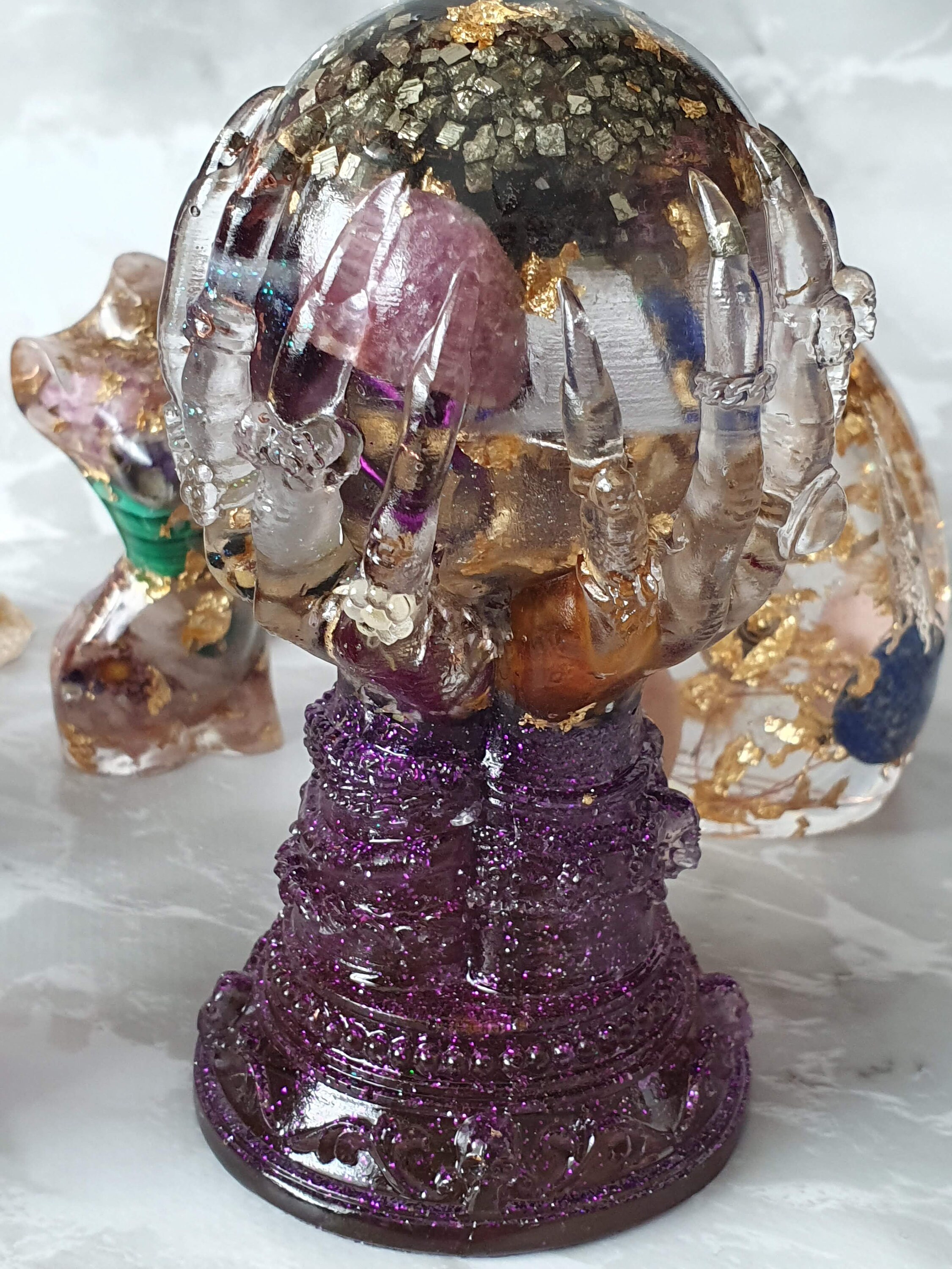 Orgonite Boule de Cristal Mains Magie