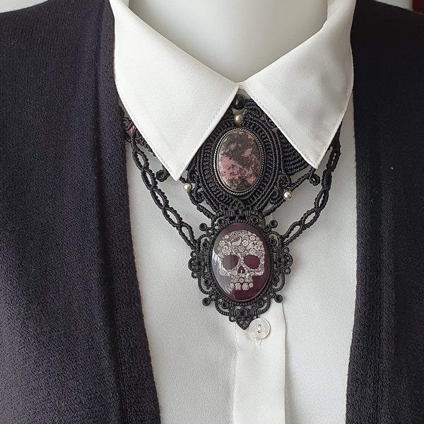 Collier Plastron Rhodonite Pierre naturelle Gothique Noir Tête de mort Skull Macramé Pièce unique Fait  mains