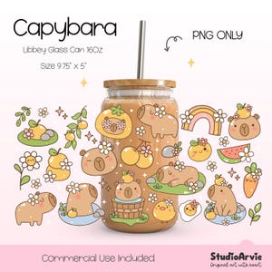 Könnte beinhalten: Ein digitaler Download eines druckbaren Designs für eine 16 oz. Glasdose mit einem Capybara mit Blumen und Früchten. Das Design ist 24,8 cm x 12,7 cm groß und beinhaltet die kommerzielle Nutzung.