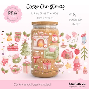 Puede incluir: Un vaso Libbey con tapa de madera, decorado con ilustraciones navideñas. El vaso mide 24,77 cm x 12,7 cm y presenta un diseño navideño acogedor, que incluye una chimenea, un hombre de jengibre y otros elementos festivos. Se muestra el texto "Cozy Christmas".