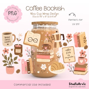 Peut inclure: Un design graphique numérique pour un habillage de tasse de 16oz intitulé Coffee Bookish, avec des illustrations de livres, tasses à café, cafetière italienne, croissant, fleurs et bougies dans des tons chauds. Le texte inclut Coffee Bookish, 16oz Cup Wrap Design, Size 9.75" x 5" & 9.4"x4" et coffee fuels my imagination.