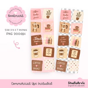 Può includere: Due segnalibri con sfondo rosa e illustrazioni a tema caffè. Ogni segnalibro misura 6,35 cm x 17,78 cm. I disegni includono caffettiere, libri, tazze di caffè e le frasi "coffee books peace" e "Just one more chapter."