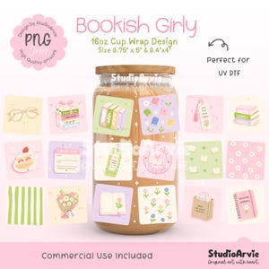 Może przedstawiać: Szklany kubek 16oz z wzorem Bookish Girly zawierającym ilustracje książek, dzienników czytelniczych, zakładek, kwiatów i okularów. Tekst zawiera Bookish Girly, 16oz Cup Wrap Design, Size 24,77cm x 12,7cm & 23,88cm x 10,16cm oraz StudioArvie.