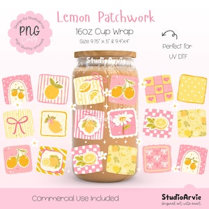 Può includere: Un involucro per tazza in vetro trasparente con un design patchwork di limoni. Il design include vari motivi quadrati con limoni, strisce ed elementi floreali in rosa, giallo e bianco. L'involucro per tazza misura 24,77 cm x 12,7 cm e 23,88 cm x 10,16 cm.