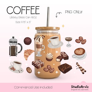 Op de afbeelding: Digitale illustratie met een glazen koffiekan met een houten deksel en een roestvrijstalen rietje. De tekst "COFFEE" staat bovenaan. De kan is omgeven door koffiegerelateerde afbeeldingen, waaronder een cafetière, gebak en koffiebonen. De kan is 24.77 cm x 12.7 cm.