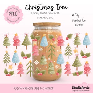 Puede incluir: Un vaso de vidrio con tapa de madera, decorado con árboles de Navidad de acuarela en rosa, verde y azul, con estrellas doradas. El texto "Christmas Tree" y "Libbey Glass Can 16oz" son visibles. El vaso mide 24.77 cm x 12.7 cm.