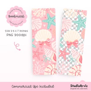 Op de afbeelding: Twee rechthoekige bladwijzers met een herhalend patroon van roze en witte schelpen, groenblauwe zeesterren en koraal op een lichtroze achtergrond. De ene heeft een effen roze achtergrond, de andere een transparant dambordpatroon.
