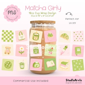 Op de afbeelding: Een digitaal bekerontwerp genaamd Matcha Girly met een raster van twaalf vierkante iconen in groen- en rozetinten, waaronder een kaars, cupcake, croissant, teddybeer, bloem, matcha-drankje, dango, boek en hartjespatronen.