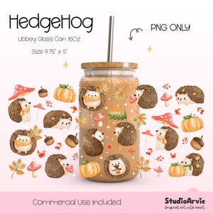 Può includere: Un barattolo di vetro da 16 oz con un coperchio di legno e una cannuccia. Il barattolo è decorato con un design autunnale con ricci, zucche, funghi e foglie. Il testo "Hedgehog" e "PNG ONLY" è visibile nell'immagine. Il testo "Libbey Glass Can 16OZ" e "Size 9.75" x 5" è anche visibile. Il testo "Commercial Use Included" è visibile nella parte inferiore dell'immagine. Il testo "StudioArvie Original art with heart" è visibile nella parte inferiore destra dell'immagine.