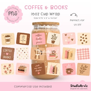Könnte beinhalten: Eine 16oz-Becherverpackung mit dem Thema "Coffee & Books". Das Design umfasst Illustrationen von Kaffeetassen, Büchern, Pflanzen und Kaffeebohnen. Die Verpackung misst 24,77 cm x 12,7 cm & 23,88 cm x 10,16 cm. Das Design enthält den Text "Coffee & Books".