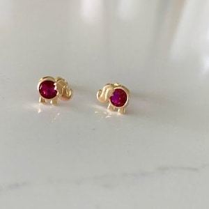 14K Lünette Fuchsia Elefant Ohrringe, zierliche Ohrringe, Frauen Ohrringe, Kinder Ohrringe, Solid Gold Elefant, Fuchsia Elefanten, Gold Ohrringe