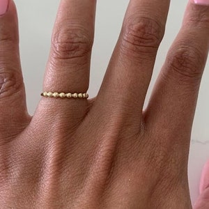 Anello a fascia con perline in oro 14k, delicato anello impilabile minimalista per donne, anello con perline in oro da 2 mm, anello a sfera in oro 14k, anello punteggiato in oro