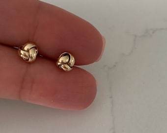 14K Solid Gold Liebesknoten Ohrringe, kleine Gold Alltagsohrringe