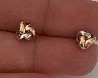 14K Solid Tricolor Knoten Liebe Ohrringe, 14K Solid Gold Liebesknoten Ohrringe, Kleine Gold Alltag Ohrringe