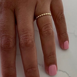 Anello a fascia con perline in oro 14k, delicato anello minimalista sovrapponibile da donna, anello con perline in oro 2 mm, anello a sfera in oro 14k, anello punteggiato in oro