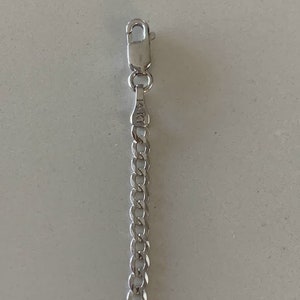 Puede incluir: Un collar de cadena de plata con un cierre de langosta. La cadena est&aacute; hecha de peque&ntilde;os &oacute;valos unidos. El cierre tiene la inscripci&oacute;n "14KT" en &eacute;l.