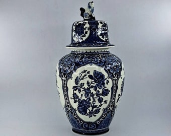 Vase en porcelaine Royal Sphinx bleu de Delft avec couvercle par Boch