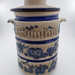 Peut inclure: Un pot en c&eacute;ramique avec un motif bleu et blanc. Le pot a un couvercle et est d&eacute;cor&eacute; d'images de fruits et de l&eacute;gumes. Le mot "Rumtopf" est &eacute;crit sur le pot.