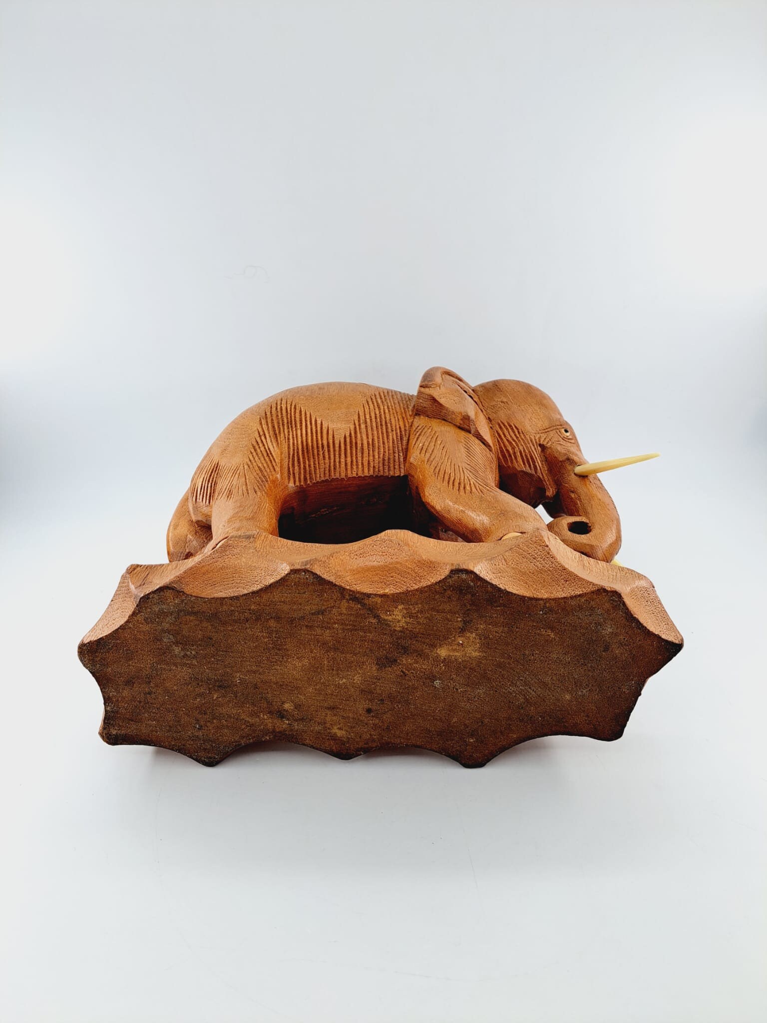 木彫りの大きい象チーク材 ヴィンテージ手彫りのタイチーク材の木製象 - Etsy 日本