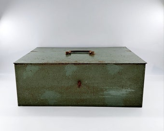 Vintage XL metal Beaumont cash box with key