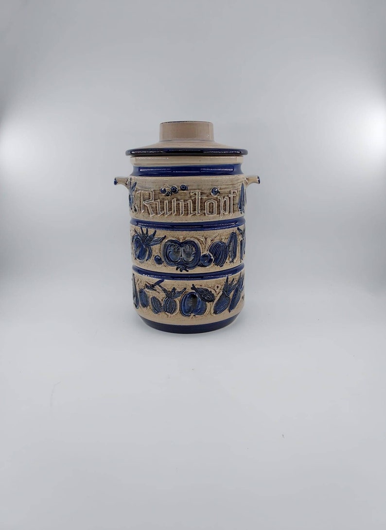 Peut inclure: Un pot en c&eacute;ramique avec un motif bleu et blanc repr&eacute;sentant un motif floral et le mot "Kuntopf".
