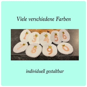 Könnte beinhalten: Weiße, wellenförmige Filzkreise mit den Zahlen 0-9 in Roségold gestickt, jede mit einer goldenen Krone versehen. Der Text "Viele verschiedene Farben" und "individuell gestaltbar" sind oberhalb und unterhalb der Kreise angezeigt.