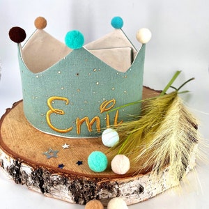 La corona di compleanno Emil può essere personalizzata con il nome/bambino festeggiato e i pulsanti numerici (facoltativo)