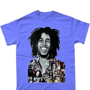 Op de afbeelding: Een blauw T-shirt met een zwart-witte afbeelding van Bob Marley. De afbeelding is een collage van verschillende foto's van Marley.