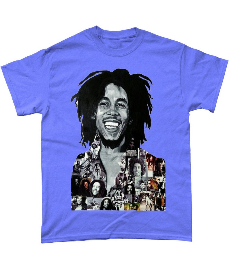 Op de afbeelding: Een blauw T-shirt met een zwart-witte afbeelding van Bob Marley. De afbeelding is een collage van verschillende foto's van Marley.