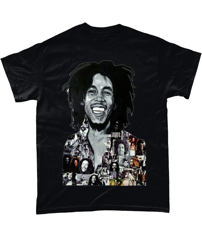 Op de afbeelding: Zwart T-shirt met een collage van afbeeldingen van Bob Marley. De collage heeft de vorm van Bob Marleys gezicht en bevat verschillende afbeeldingen van hem, waaronder foto's, illustraties en citaten.