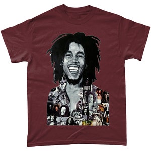 Op de afbeelding: Een maroon t-shirt met een zwart-witte afbeelding van Bob Marley. De afbeelding is een collage van verschillende foto's van Marley, waaronder een close-up van zijn gezicht.