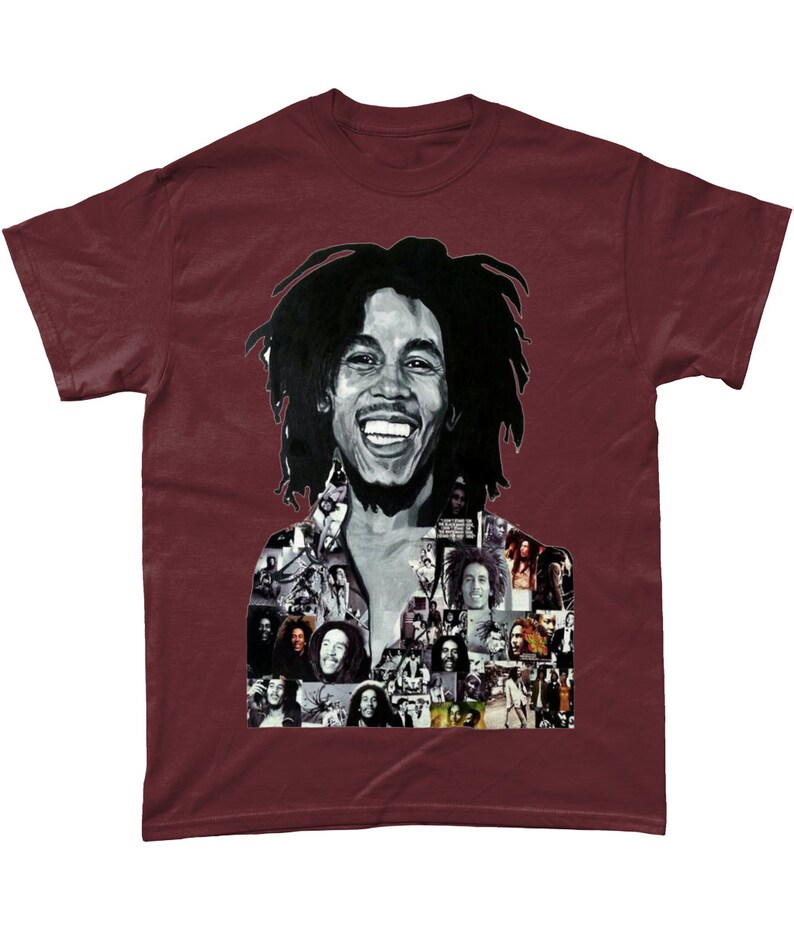 Op de afbeelding: Een maroon t-shirt met een zwart-witte afbeelding van Bob Marley. De afbeelding is een collage van verschillende foto's van Marley, waaronder een close-up van zijn gezicht.