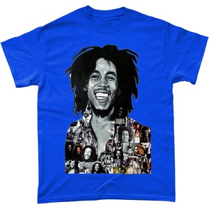 Op de afbeelding: Een koninklijk blauw T-shirt met een zwart-wit fotocollage van Bob Marley. De collage bevat meerdere afbeeldingen van Marley, waaronder een close-up van zijn glimlachende gezicht.
