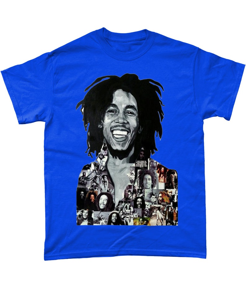 Op de afbeelding: Een koninklijk blauw T-shirt met een zwart-wit fotocollage van Bob Marley. De collage bevat meerdere afbeeldingen van Marley, waaronder een close-up van zijn glimlachende gezicht.