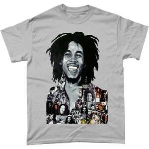 Op de afbeelding: Een grijs T-shirt met een zwart-witte afbeelding van Bob Marley. De afbeelding is een collage van verschillende foto's van Marley, waaronder een close-up van zijn gezicht.