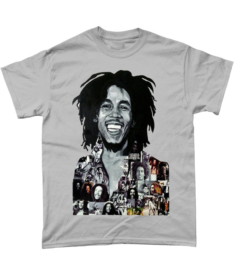 Op de afbeelding: Een grijs T-shirt met een zwart-witte afbeelding van Bob Marley. De afbeelding is een collage van verschillende foto's van Marley, waaronder een close-up van zijn gezicht.