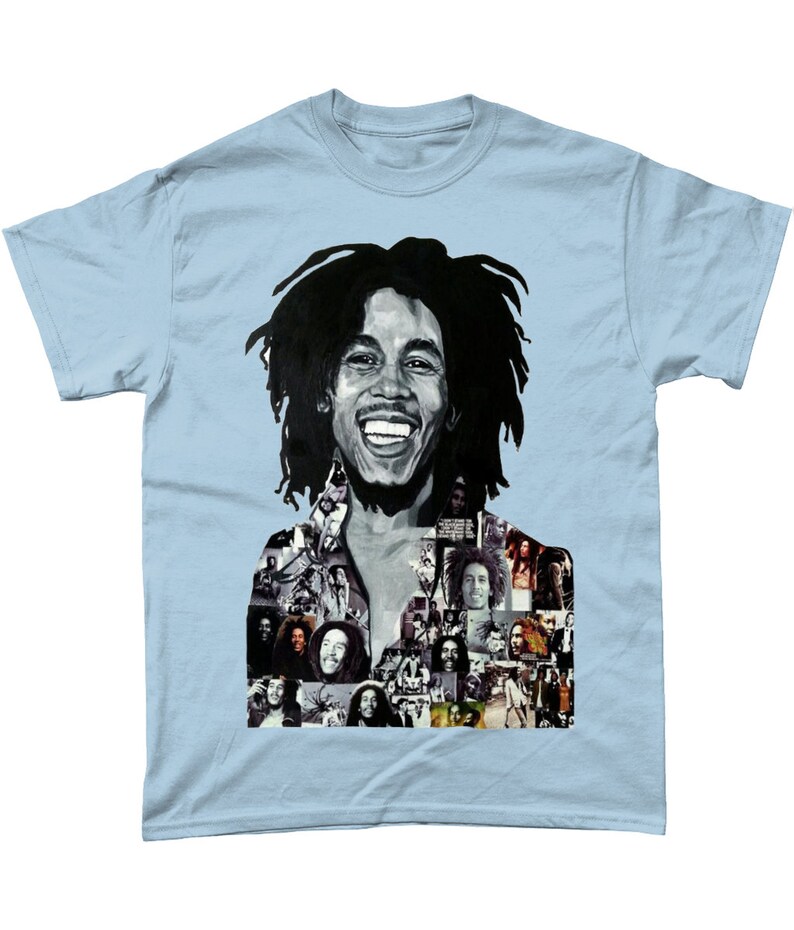 Op de afbeelding: Een lichtblauw T-shirt met een zwart-witte afbeelding van Bob Marley. De afbeelding is een collage van verschillende foto's van Bob Marley.