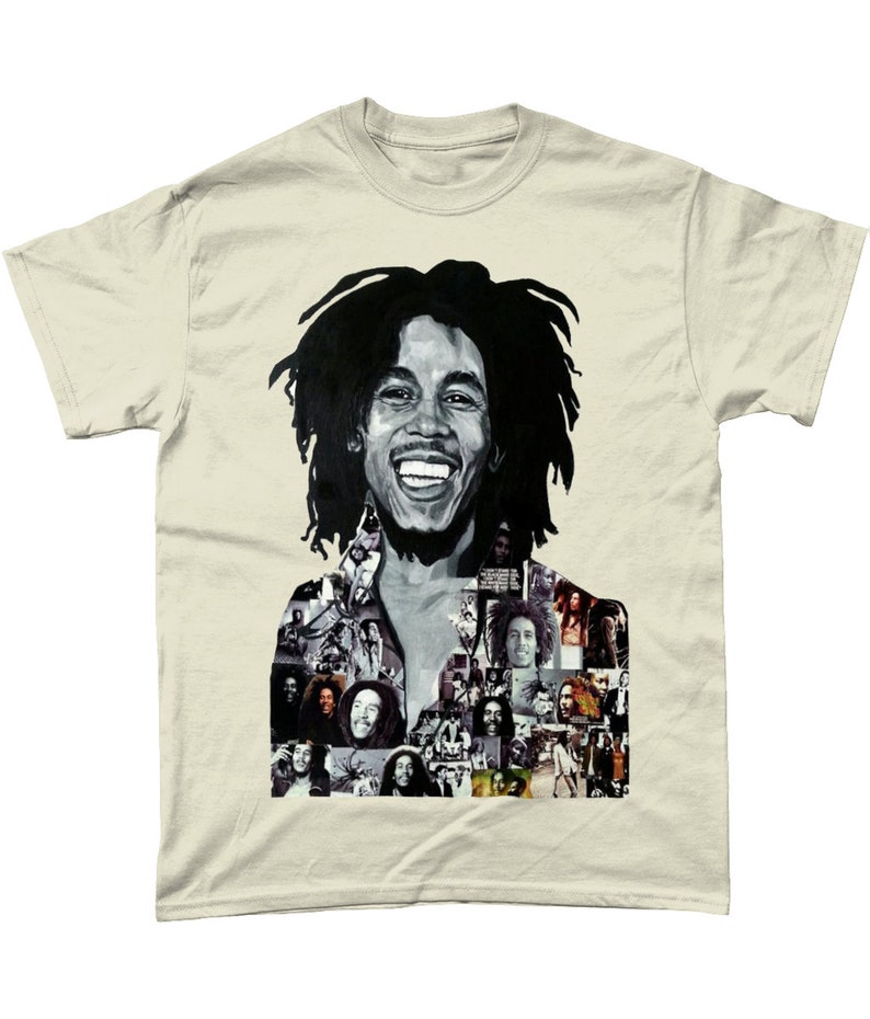 Op de afbeelding: Een beige T-shirt met een zwart-witte afbeelding van Bob Marley. De afbeelding is een collage van verschillende foto's van Marley, waaronder close-ups van zijn gezicht en foto's van hem tijdens optredens.