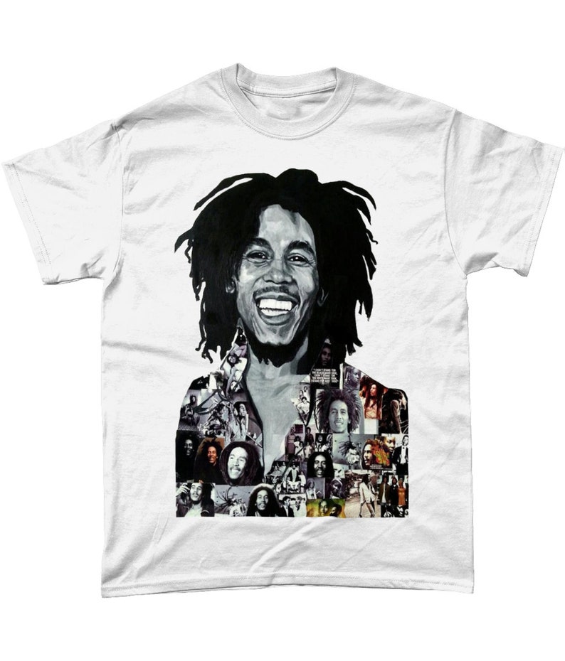 Op de afbeelding: Wit T-shirt met een zwart-wit fotocollage van Bob Marley. De collage bevat verschillende afbeeldingen van Marley, waaronder close-ups van zijn gezicht en full-body shots. Het shirt heeft een klassieke ronde hals.