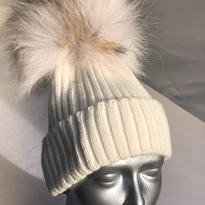 Gebreide beanie met natuurlijke wol en katoenelastaan vossenpompom.  Bont Royal SAGA