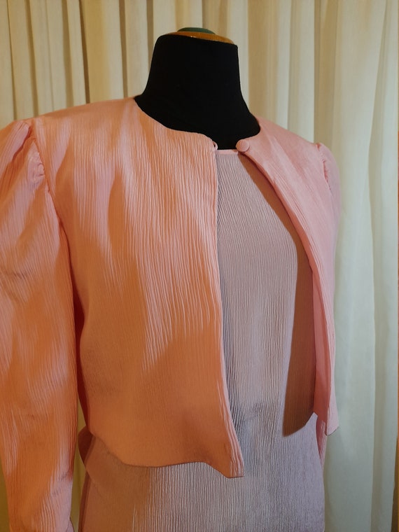 Completo canotta e giacchino corto in seta plissé - image 6