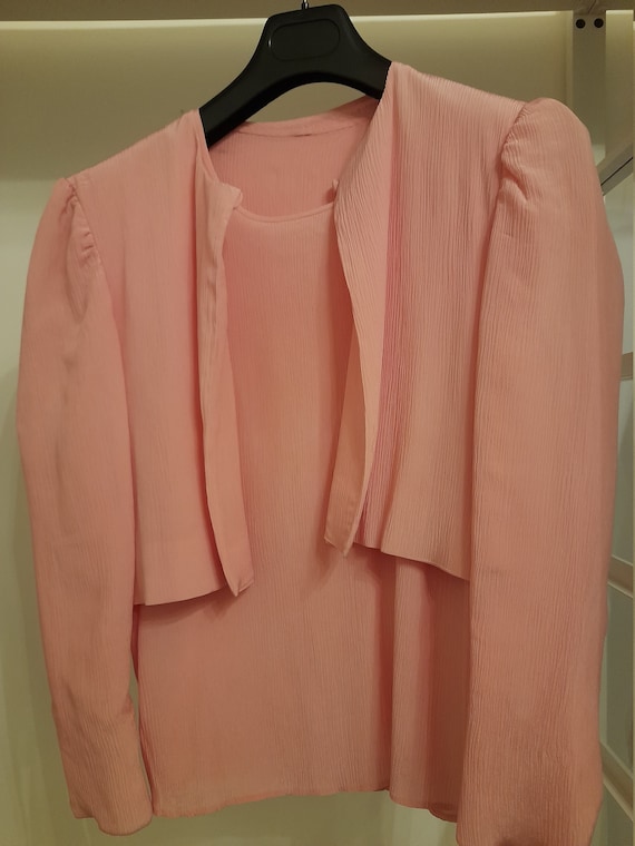 Short pleated silk tank and jacket suit
