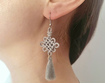 Boucles d&#39;oreilles pompons noeuds coréens faits main : bijoux Maedeup uniques