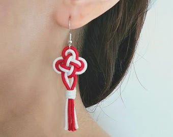 Pendientes coreanos hechos a mano con nudo Maedeup / Regalo de amistad rojo y blanco