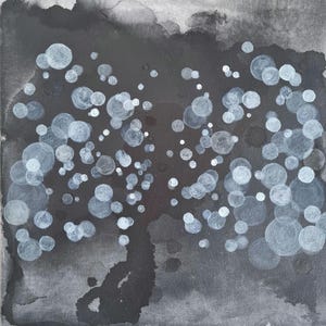 Puede incluir: Una pintura sobre lienzo cuadrada con un fondo de estilo acuarela en gris carbón y negro. Numerosas formas circulares en varios tonos de blanco, gris claro y azul pálido están dispersas por la superficie, asemejándose a burbujas flotantes.