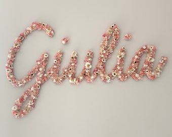 Prénom personnalisé en fleurs séchées et bois pour une décoration de chambre de bebe ou enfant fille ou un cadeau de naissance